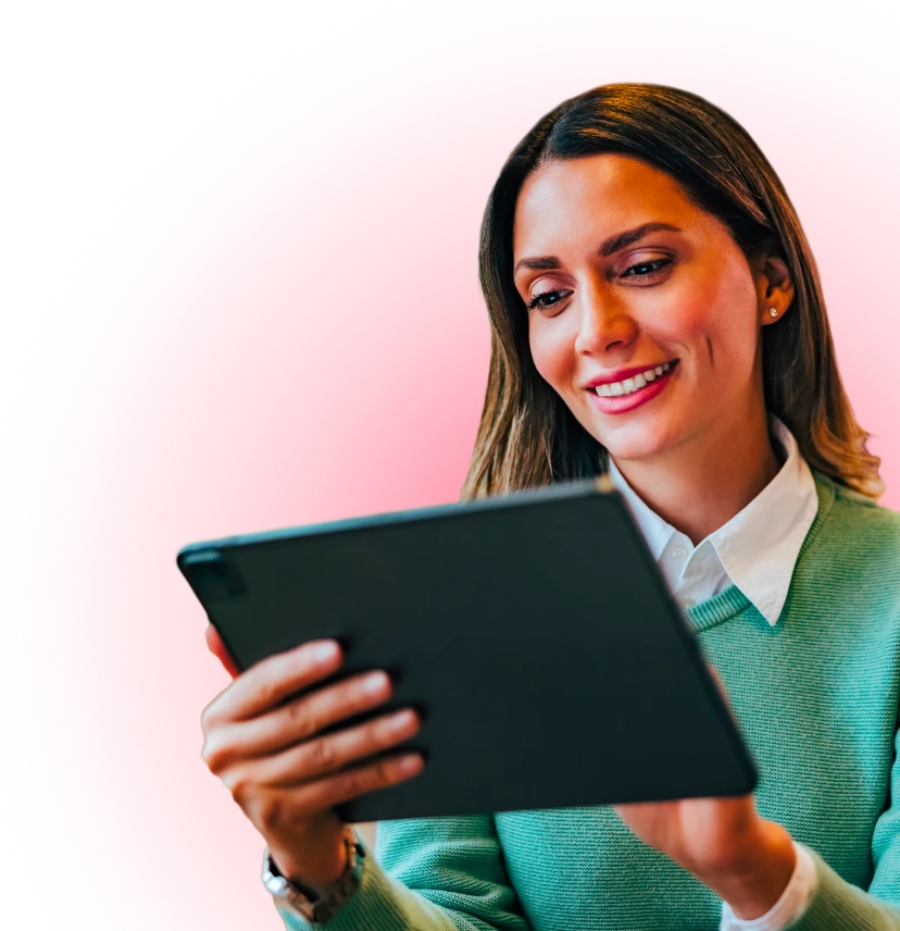 Femme souriante regardant une tablette, illustration de la section témoignages “Elles l’ont fait”