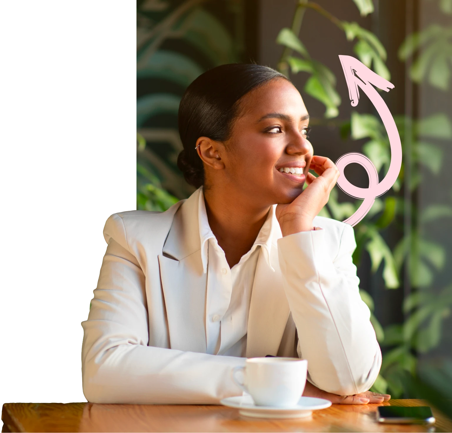 Femme en blazer clair assise à une table avec une tasse, regard tourné vers l’avenir, illustration de la projection à 6 mois.
